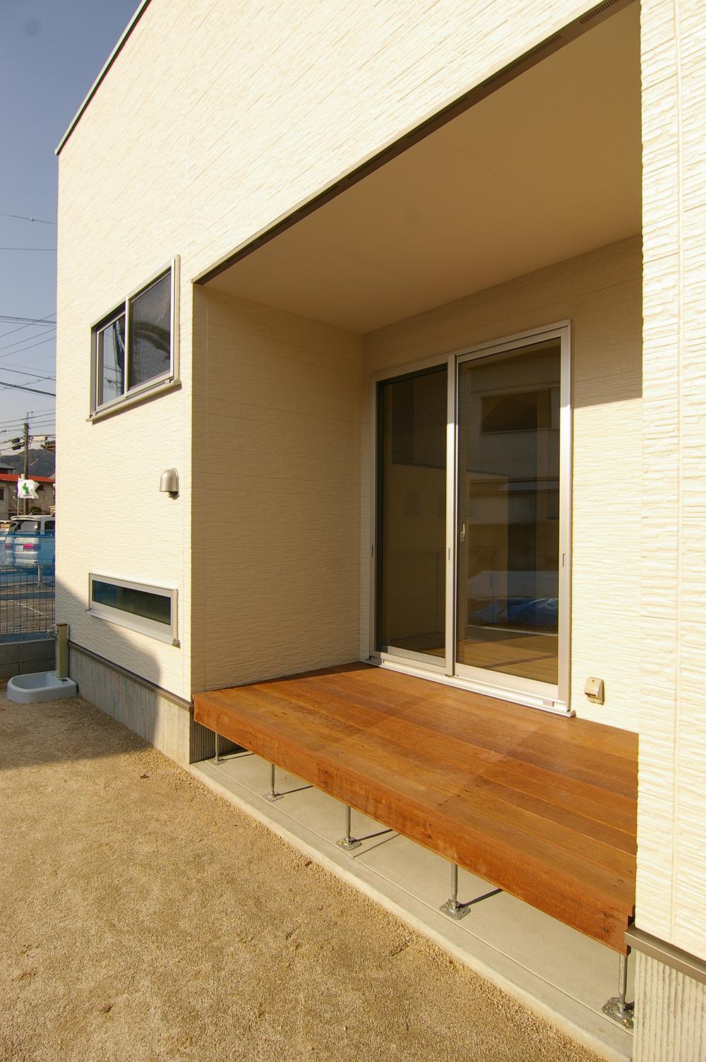 Local appearance photo. appearance The south side of the wood deck