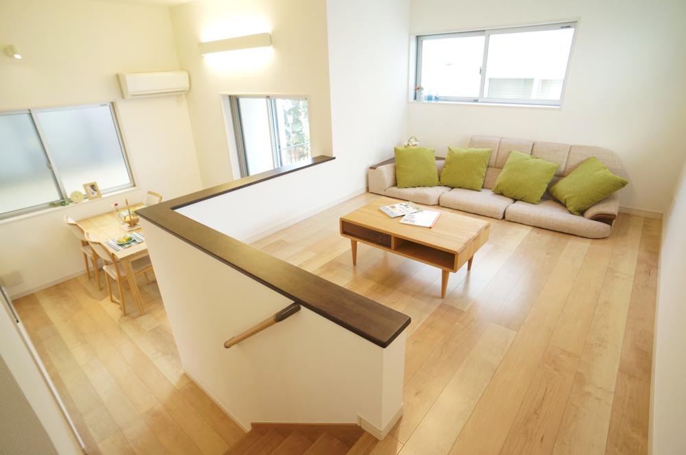 Living. Mezzanine floor. Living space is divided into dining and gentle in the split-level home. (Ceiling height of the dining room is 3.5m. )