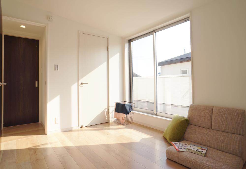 Other introspection. Bright bedroom facing the balcony.