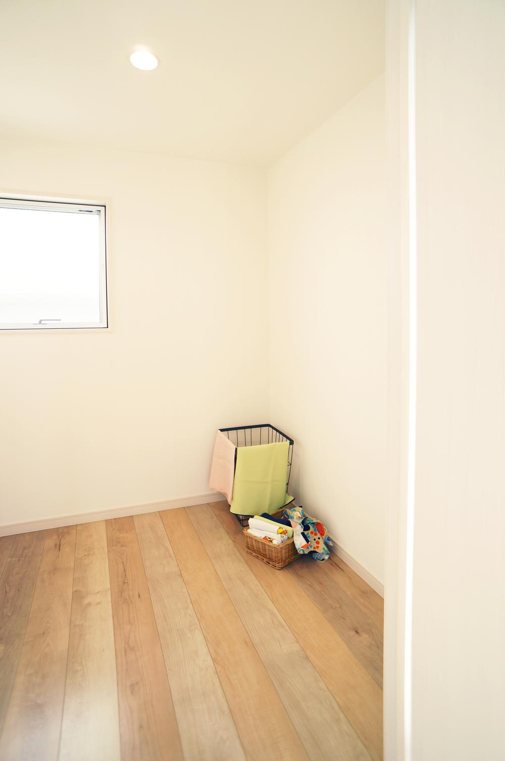 Receipt. Functional is a flow line that Shimae the captured from the happy walk-in closet with a balcony laundry immediately in the bedroom.