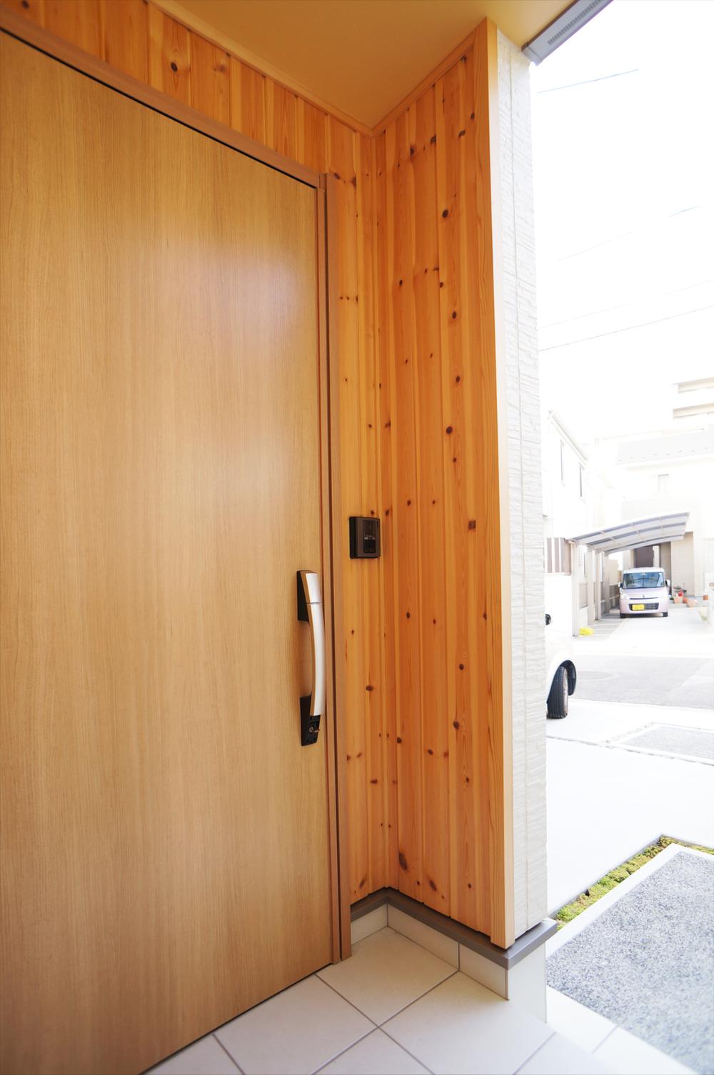 Entrance. The entrance with a wooden warmly greets.