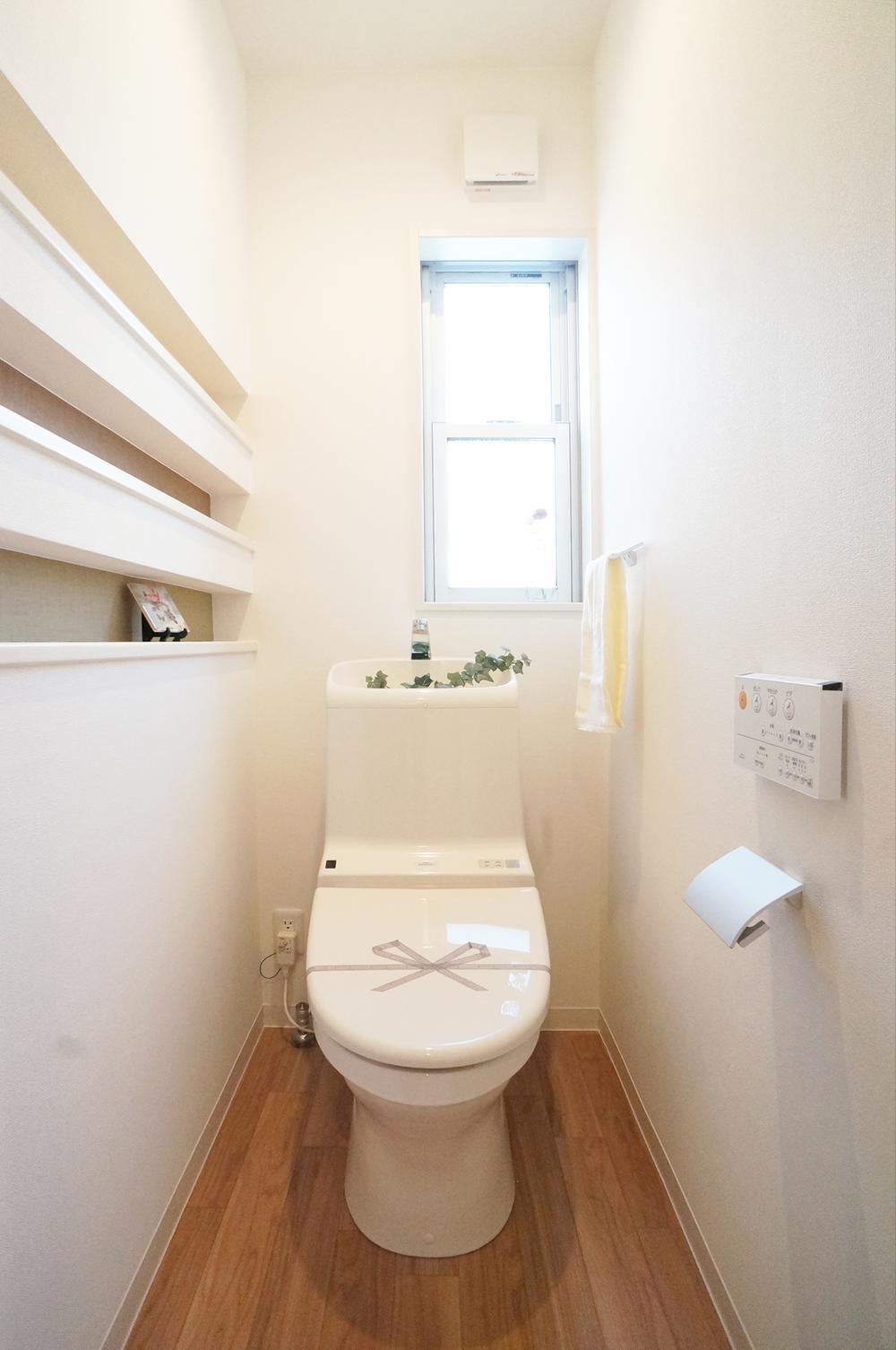 Toilet. The toilet was provided with a window and a cabinet of Akaritori.