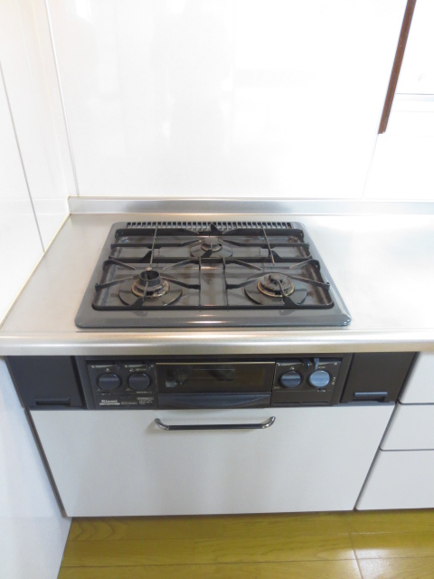 Kitchen. 3-neck is with a grill on the stove