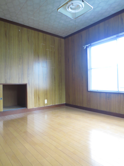 Living and room. It room is very bright with a window