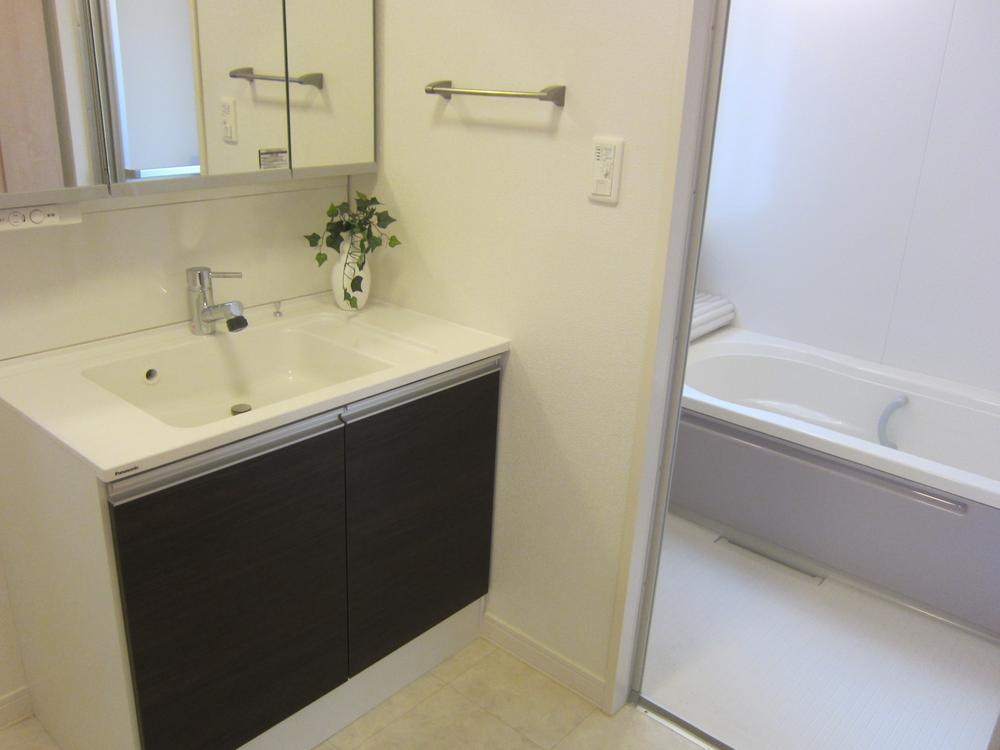 Wash basin, toilet. Indoor (11 May 2013) Shooting