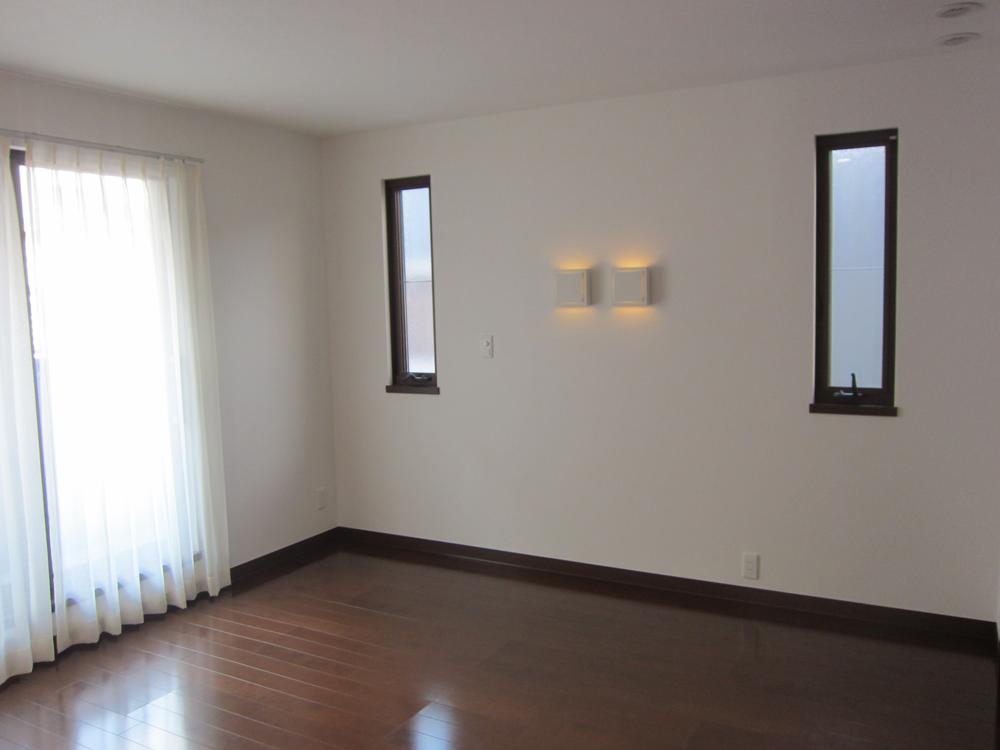 Non-living room. The main bedroom (11 May 2013) Shooting