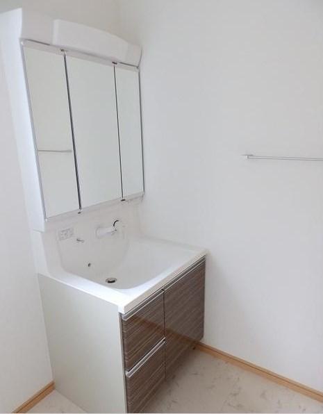 Wash basin, toilet. Bright basin