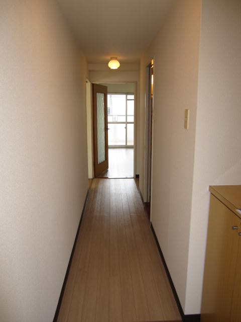 Entrance. Clean interior