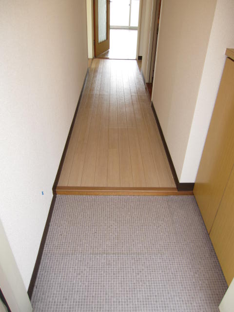 Entrance. ☆ With cupboard. Nagai hallway Yes. It does not look the room opened the door.