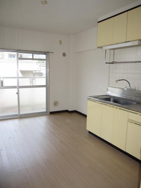 Living and room. ☆ Sunny. Put dining table. Spacious.