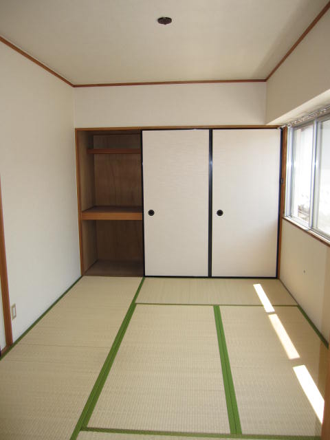 Living and room. ☆ Side windows (large) Yes. Day is good. There are large storage.