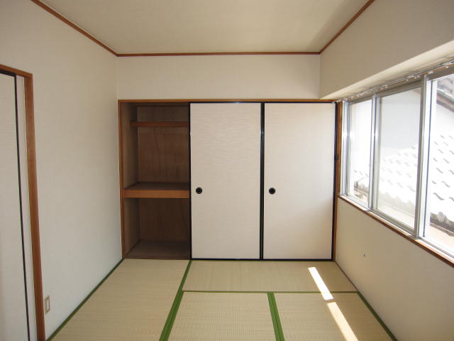 Receipt. ☆ It is a beautiful Japanese-style room. It is already decorated.