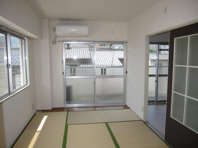 Living and room. ☆ Bright is the room of the two-sided oblique. Recommended point