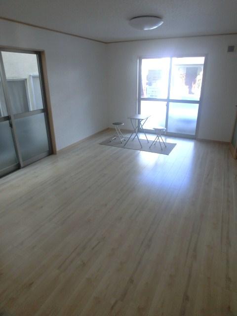 Living. Room (August 2013) Shooting 1st floor LDK about 17 Pledge The view from the kitchen