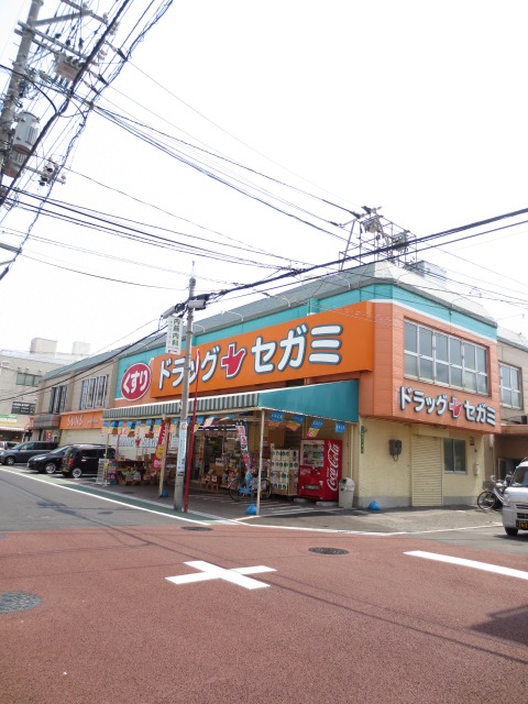 Dorakkusutoa. Segami 820m until (drugstore)