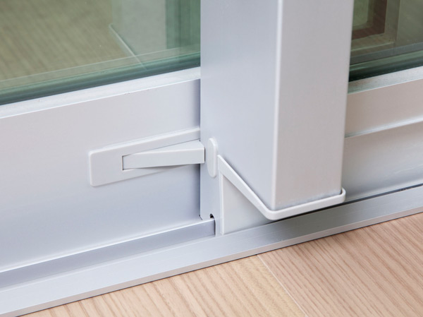 Interior.  [Sash with a stopper] Natural ventilation with consideration for crime prevention.