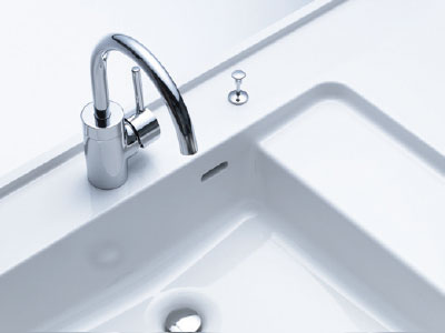 Bathing-wash room.  [Clear proof counter] Spacious counter provided with a step on the inside of the bowl. With less fine scratches, Beauty is followed.