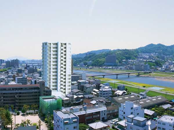 Buildings and facilities. Mitaki the town to keep a reasonable distance from the city center is, While The hustle and bustle is a mansion district of calm in the green far quiet, Also in the familiar rich natural landscape. Water and the green of the moisture of the Ota River Floodway, Restful and rejuvenating the mind, It brings the look of the smile on nature and people. (Exterior view)