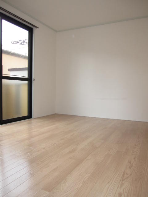 Living and room. ☆ Clean interior 1!