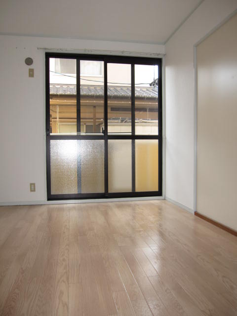 Living and room. ☆ Clean interior 2!