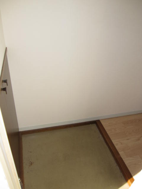 Entrance. ☆ It is a little entrance stepped. With cupboard!