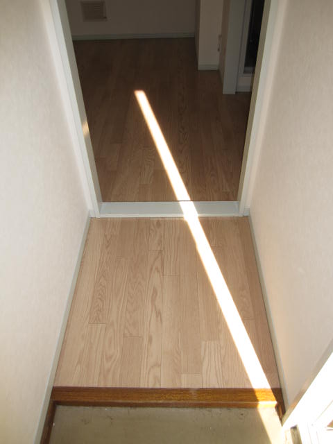 Entrance. ☆ There is the corridor a little. I do not see the room.