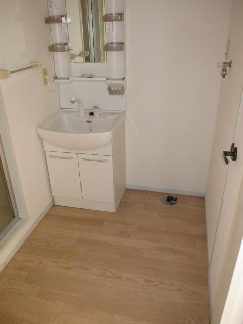 Washroom. ☆ Spacious washroom. Washing machine in the room ☆