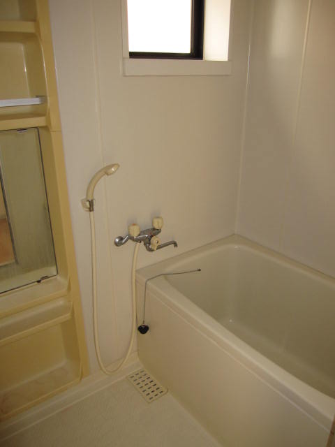 Bath. ☆ It is a bathroom with a window. Of course, with shower. It is pretty clean! !