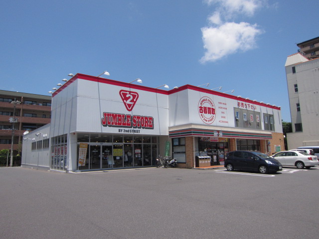 Convenience store. Seven-Eleven (convenience store) to 200m