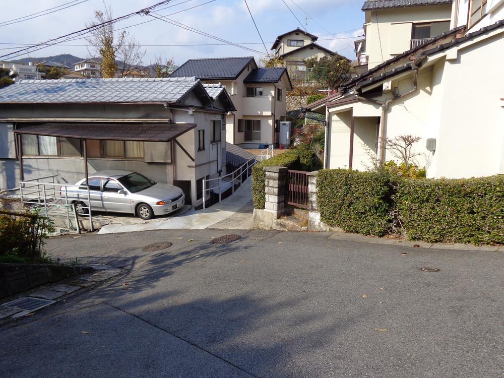 Local photos, including front road. This approach path. 