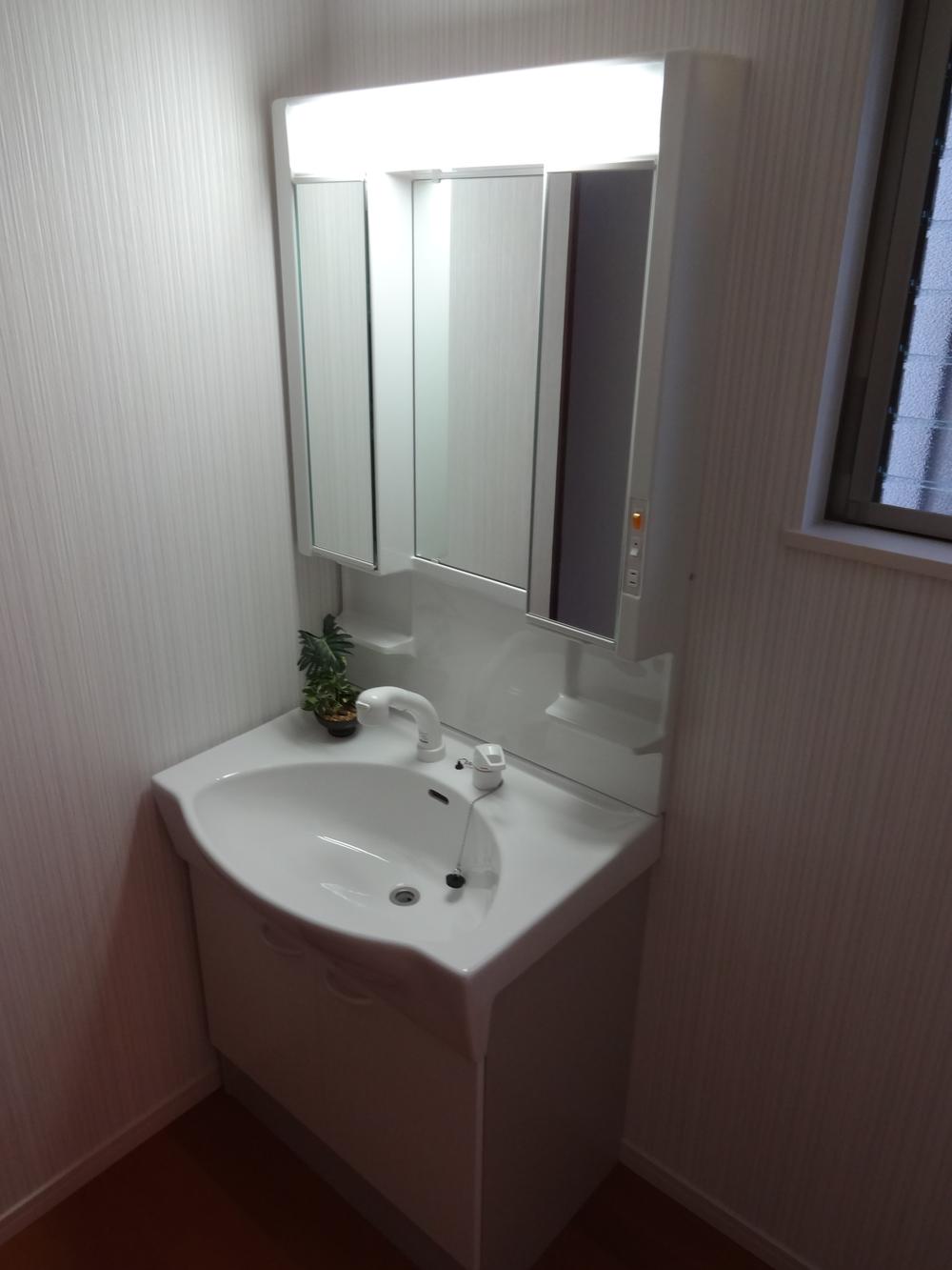 Wash basin, toilet. Indoor (12 May 2013) Shooting