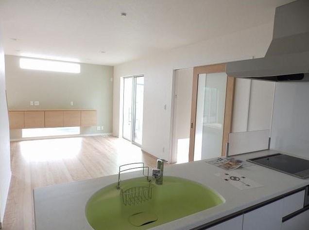 Kitchen. 17.2 Pledge of bright and spacious living room