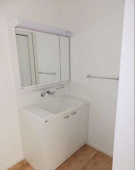 Wash basin, toilet. Basin also housed plenty