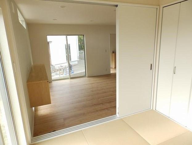 Non-living room. Living as seen from the tatami corner