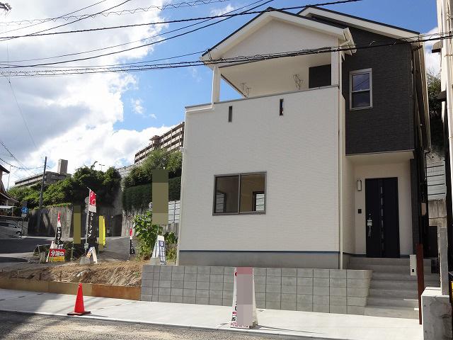 Local appearance photo. Commute ・ It is conveniently located to go to school! It is also safe steep visitor in a separate type of Japanese-style room