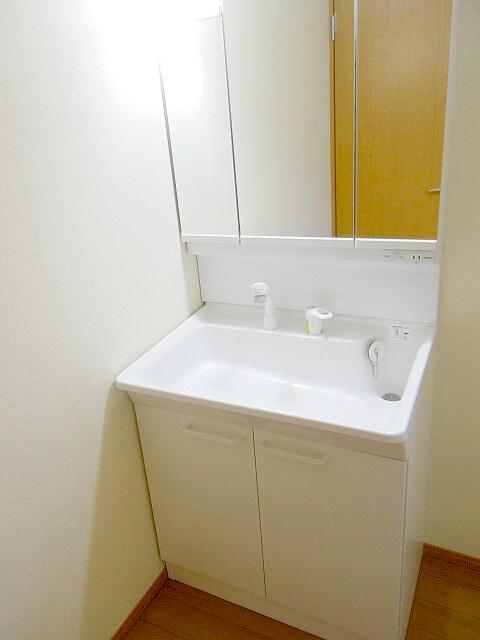 Wash basin, toilet. Indoor (11 May 2013) Shooting