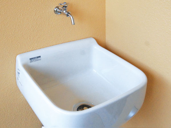 balcony ・ terrace ・ Private garden.  [Slop sink] Installing a slop sink is on the balcony. Gardening work and sneakers ・ Such as when you wash the outdoor goods, It takes an active part in the colorful scenes of life.