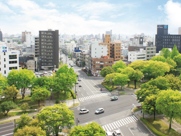 Surrounding environment. Peace Boulevard (a 5-minute walk / About 380m) lush Peace Boulevard is within walking distance. Bench was also in place promenade, They will walk and recreation.