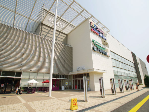 Surrounding environment. Arupaku (about 8 minutes by car / About 4800m), including the Tenmaya, Lined with shops of fashion and food, Also set a movie theater and sports club.