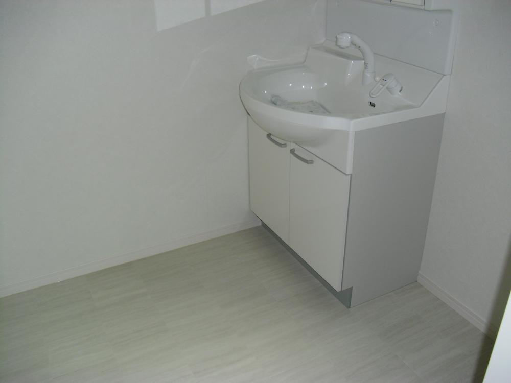 Wash basin, toilet. Room (May 2012) shooting