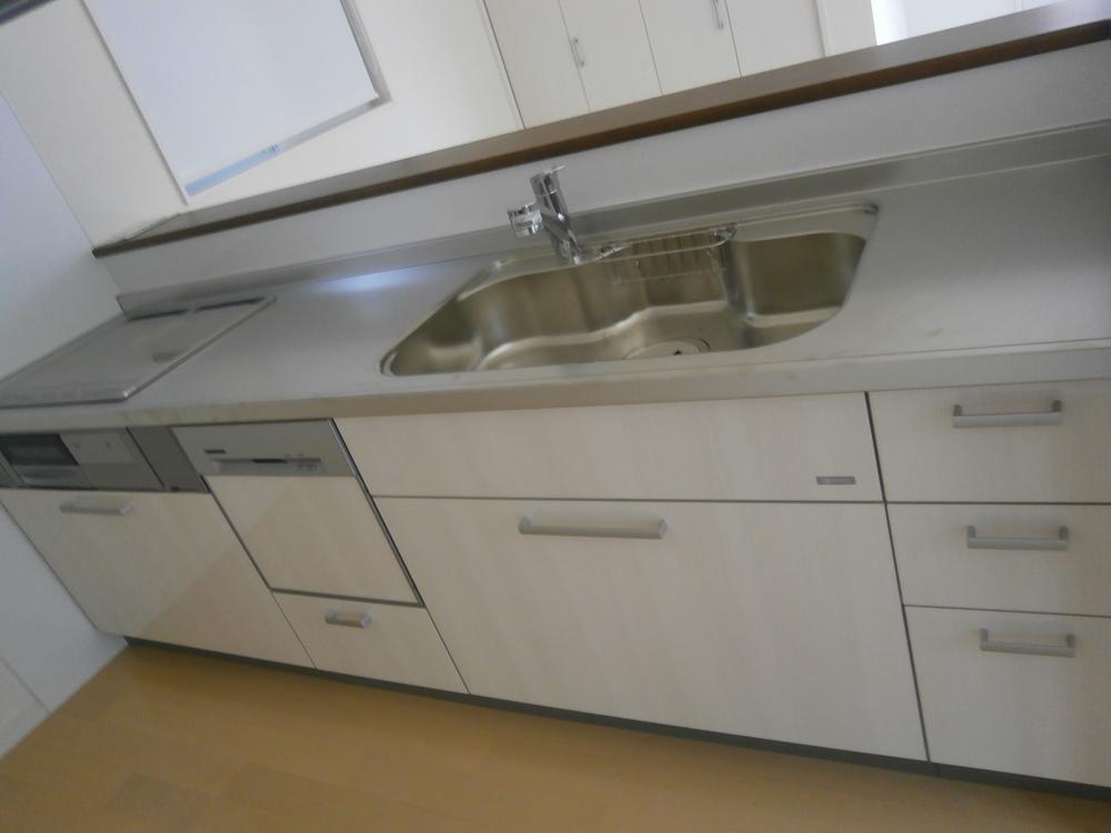 Kitchen. Indoor (11 May 2013) Shooting