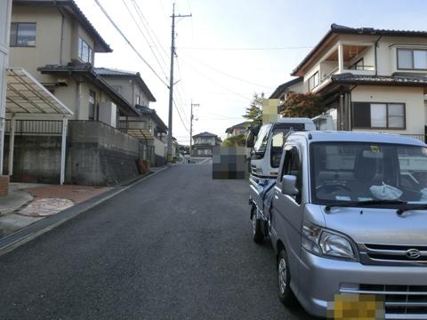 Local photos, including front road. Entrance