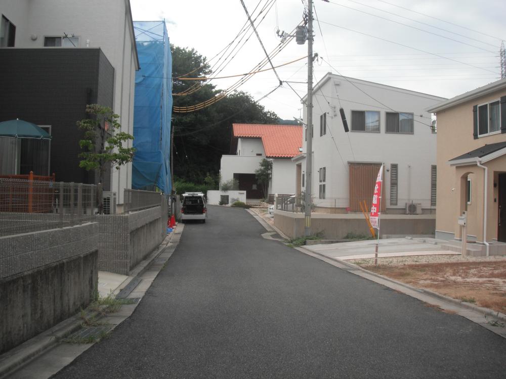 Local photos, including front road. Since the front road in the park's 6m width, Happy to pass-the passenger car to each other