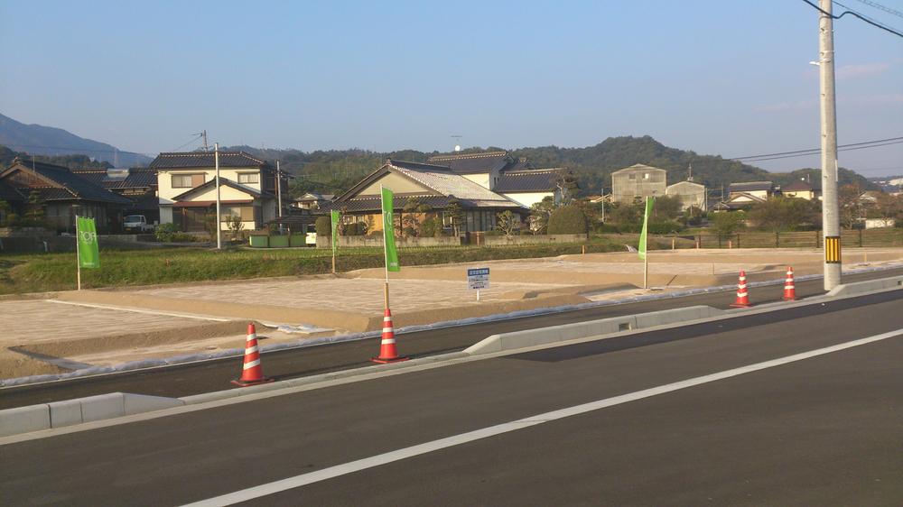 Local photos, including front road. Local (10 May 2013) Shooting