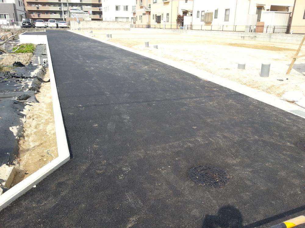 Local photos, including front road. The entire road spacious!