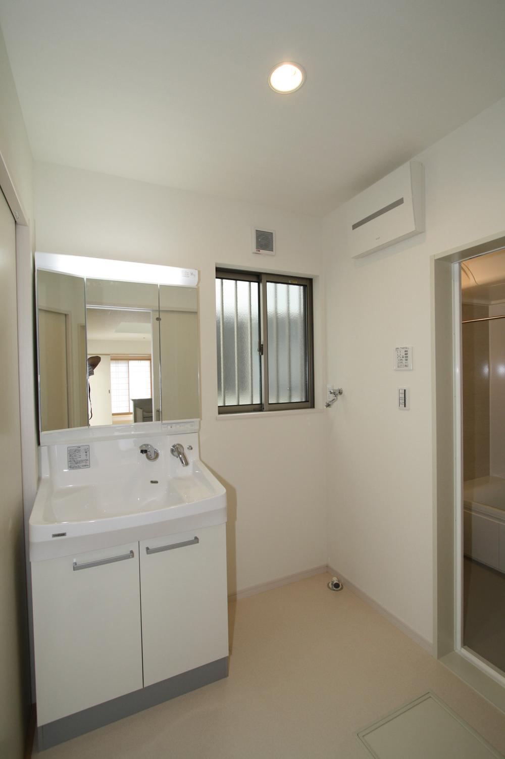 Wash basin, toilet. Interior