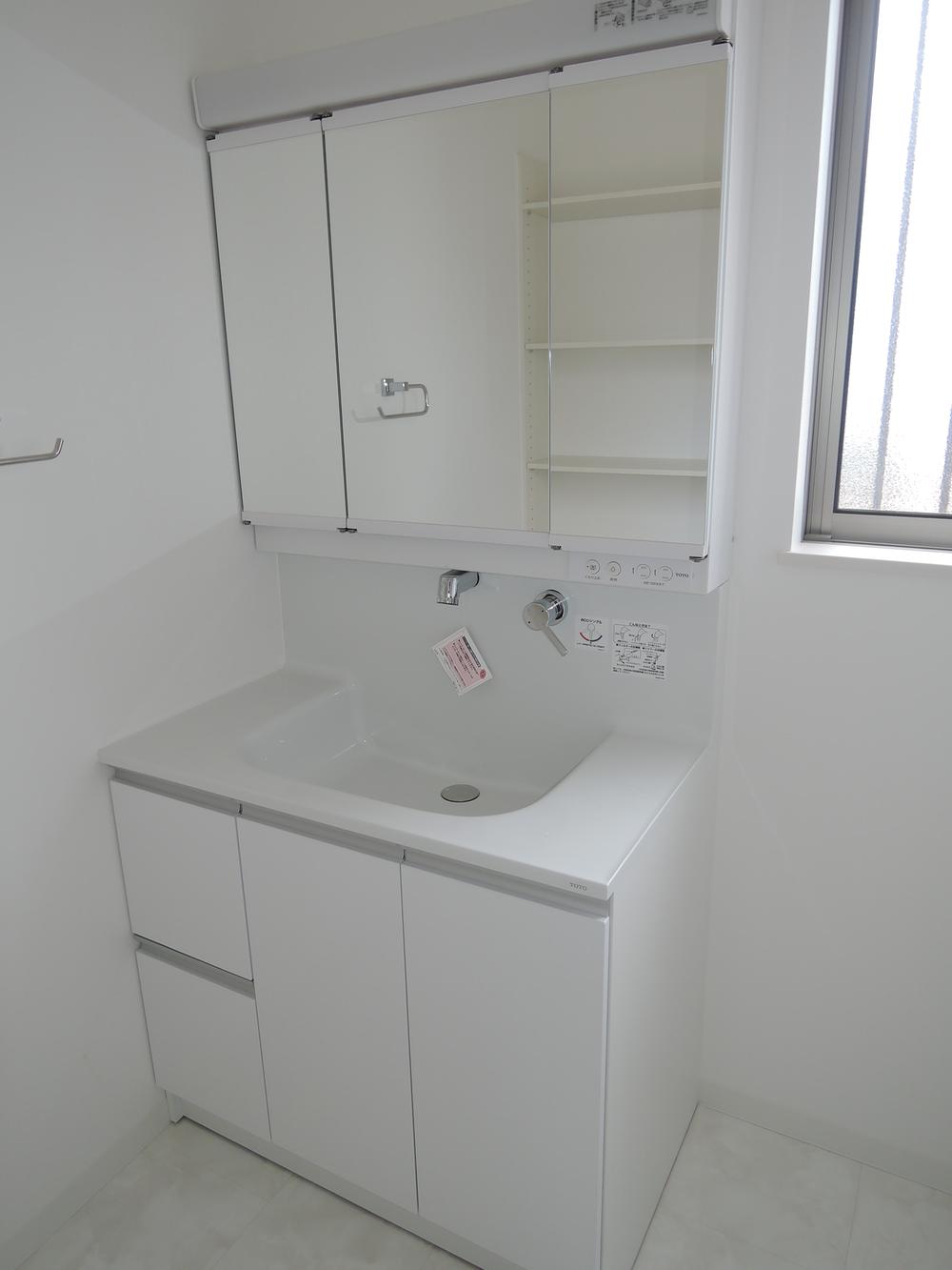 Wash basin, toilet. Indoor (11 May 2013) Shooting