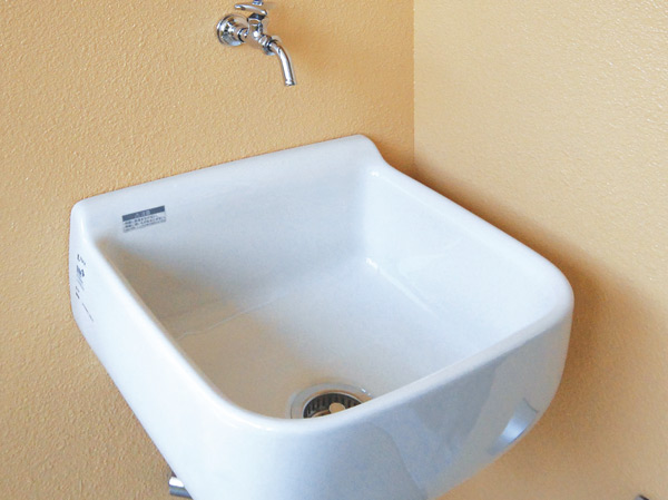 balcony ・ terrace ・ Private garden.  [Slop sink] Installing a slop sink in the balcony or terrace. In addition to gardening work, Such as when you wash the sneakers and outdoor goods, It takes an active part in the colorful scenes of life.