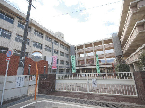 Surrounding environment. Municipal Yahatahigashi elementary school (about 1660m / 21 minutes walk)