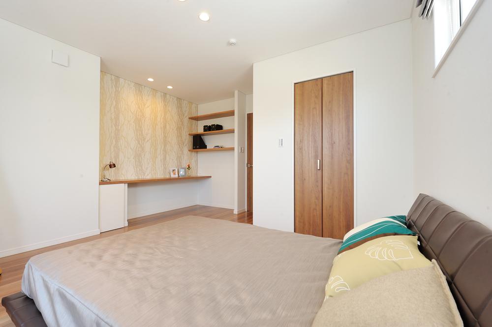 Non-living room. Counter provided in the bedroom, You can take advantage of, such as the Papa study space and mom of dresser. 